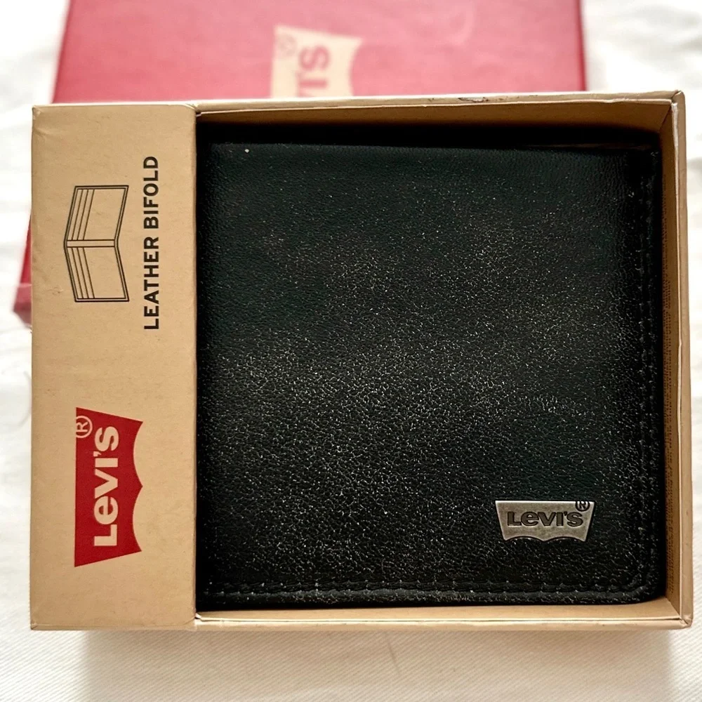 NIB Levi's Classic Black Leather Bifold Wallet with RFID protection 4.5”X 3.5”